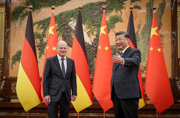 الرئيس الصيني شي جينبينغ مستقبلا المستشار الألماني أولاف شولتس (أ.ف.پ)