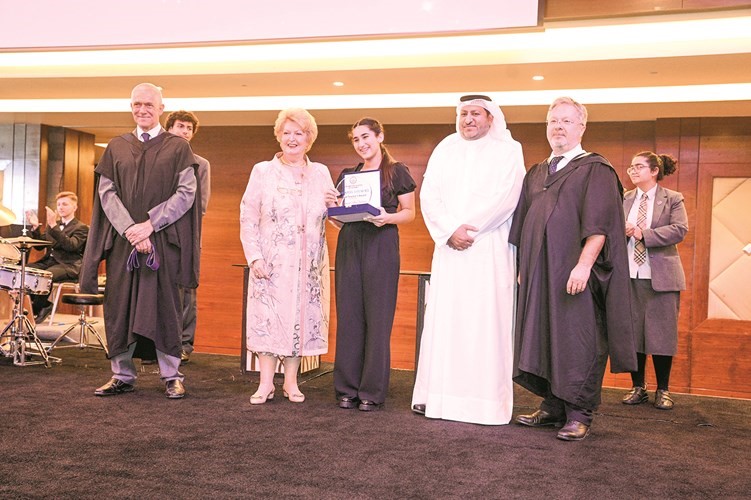 تكريم الطالبة المتميزة من د.سلمان اللافي