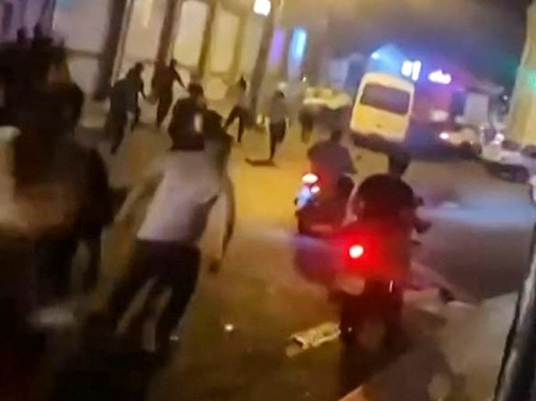 الصورة مأخوذة من مقطع ڤيديو من المحتوى الذي ينشئه المستخدمون نشر في 3 نوفمبر/ تشرين الثاني 2022، ويقال إنه يظهر متظاهرين إيرانيين يشتبكون مع قوات الأمن في مدينة رشت الشمالية. (Photo by UGC/ AFP)/ Israel OUT/ Israel OUT - XGTY - NO إعادة البيع - لا إنترنت/ مقيد للاستخدام التحريري - الائتمان الإلزامي AFP - المصدر UGC/ مجهول - ممنوع التسويق - لا توجد حملات إعلانية - لا يوجد إنترنت - موزع خدمة للعملاء - ممنوع إعادة البيع - لا يوجد أرشيف - لا يمكن الوصول إلى وسائل الإعلام الإسرائيلية/ المحطات التلفزيونية