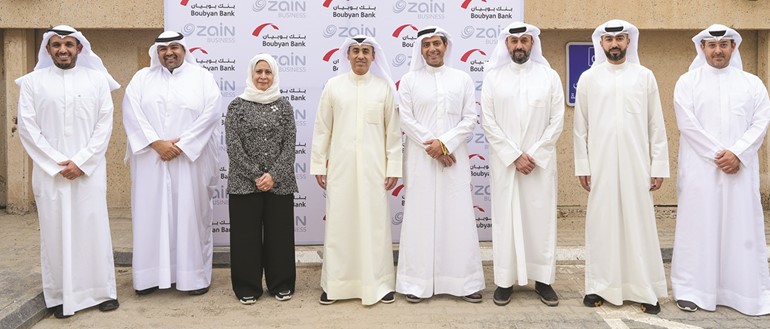 إيمان الروضان وعبدالله التويجري يتوسطان قياديي زين وبوبيان خلال الجولة