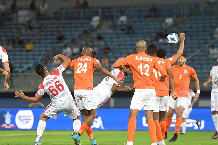 لاعب كاظمة بندر بورسلي لحظة إبعاده الكرة بيده واحتساب ركلة جزاء للكويت