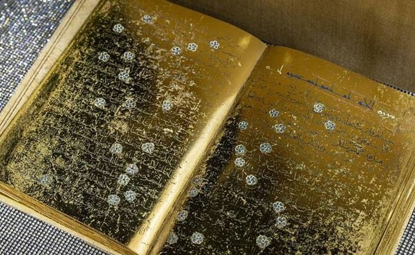 القرآن الذهبي.. صفحات من الذهب الخالص تزيّن أرجاء "الشارقة الدولي للكتاب"