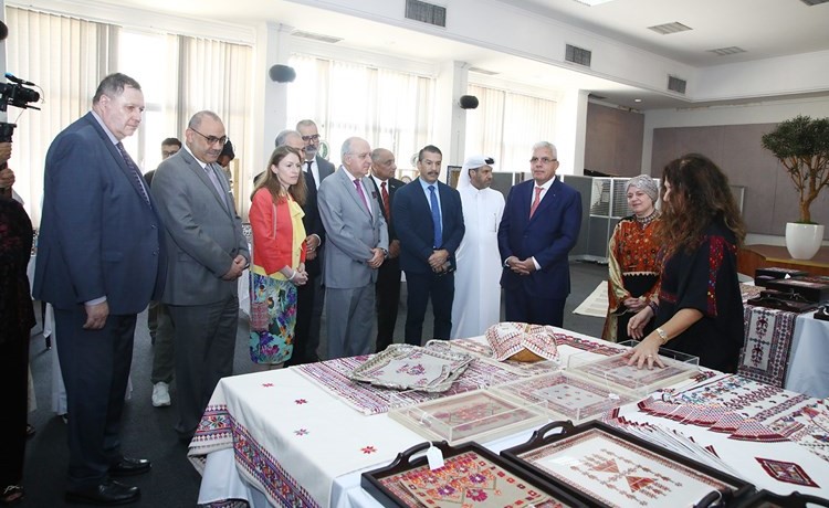 السفير الفلسطيني رامي طهبوب وعدد من السفراء خلال جولة بالمعرض	 (ريليش كومار)