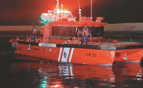 إنقاذ 4 أشخاص في تصادم عنيف بين قاربين وانشطار أحدهما