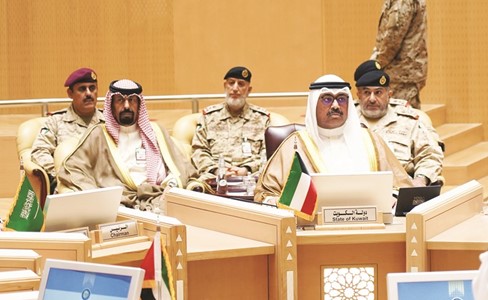 وزير الدفاع: دعم التعاون بين القوات المسلحة بدول الخليج