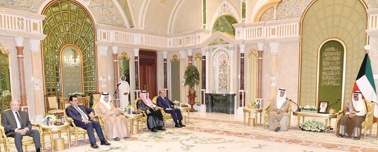 سمو ولي العهد الشيخ مشعل الأحمد مستقبلا رئيس غرفة التجارة والصناعة محمد الصقر وعددا من رؤساء الغرف التجارية الخليجية والعربية