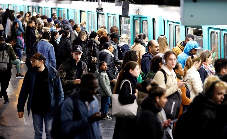 ازدحام وتكدس بإحدى محطات مترو باريس بسبب الإضرابات العمالية أمس	(رويترز)