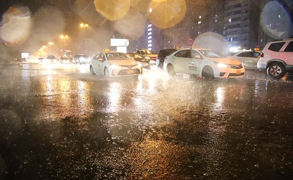 الأمطار تسببت في أزمة مرورية بكثير من الشوارع والطرق الرئيسية (ريليش كومار)