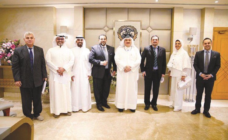 د.أحمد العوضي خلال اللقاء مع رئيس وأعضاء مجلس ادارة اتحاد أصحاب المهن الطبية الأهلية
