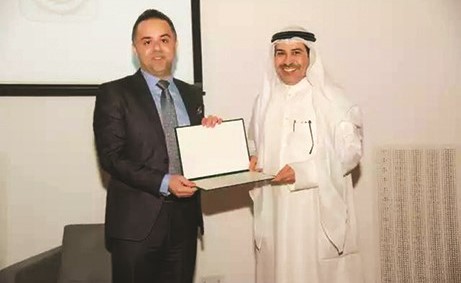 د.عبدالرحمن ابا ذراع يقدم شهادة تقدير إلى د. عبدالله السند