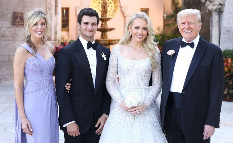 ترامب وزوجته السابقة مع العروسين