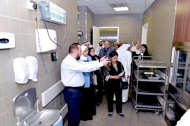 فريق عمل دراسة مقترح اعتماد جامعة الكويت كمدينة جامعية صحية يقوم بجولة ميدانية في مدينة صباح السالم الجامعية