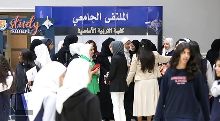 إقبال كبير من الطالبات على الاستفادة من خدمات الملتقى