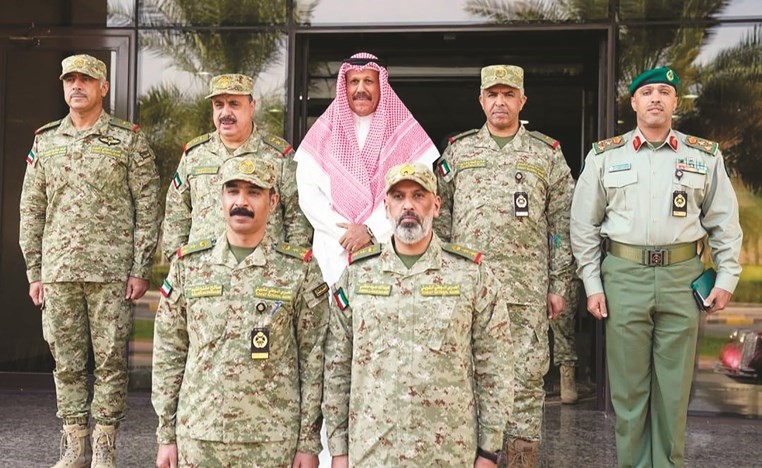 الشيخ فيصل النواف خلال زيارته إلى مركز العمليات في الحرس الوطني يرافقه الفريق الركن م.هاشم الرفاعي