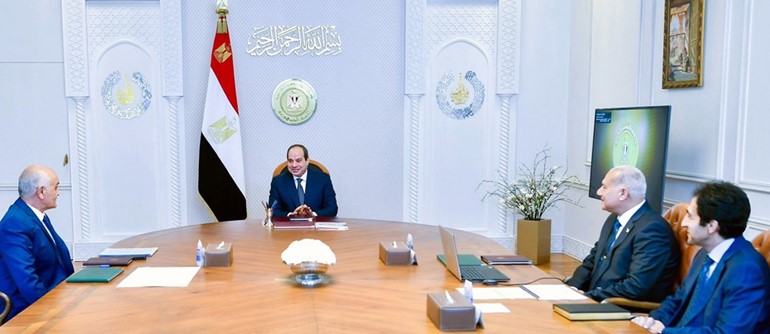 الرئيس عبدالفتاح السيسي خلال اجتماعه مع رئيس مجلس إدارة صندوق تكريم الشهداء اللواء السيد الغالي والمدير التنفيذي للصندوق اللواء أحمد الأشعل