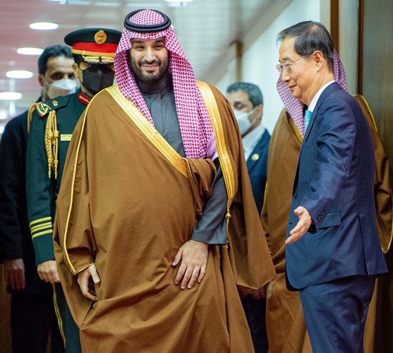 رئيس وزراء كوريا الجنوبية هان دوك سو مستقبلا صاحب السمو الملكي الأمير محمد بن سلمان ولي العهد رئيس مجلس الوزراء السعودي لدى وصوله إلى العاصمة سيئول (واس)