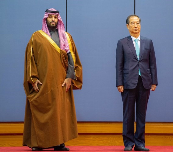 رئيس وزراء كوريا الجنوبية هان دوك سو مستقبلا صاحب السمو الملكي الأمير محمد بن سلمان ولي العهد رئيس مجلس الوزراء السعودي لدى وصوله إلى العاصمة سيئول (واس)