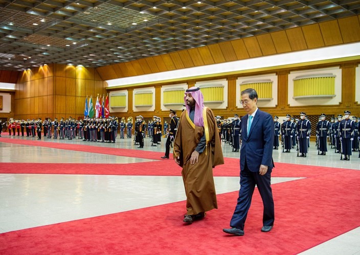 رئيس وزراء كوريا الجنوبية هان دوك سو مستقبلا صاحب السمو الملكي الأمير محمد بن سلمان ولي العهد رئيس مجلس الوزراء السعودي لدى وصوله إلى العاصمة سيئول (واس)