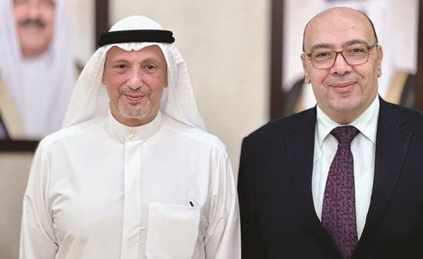 وزير الخارجية الشيخ سالم العبدالله والزميل أسامة دياب