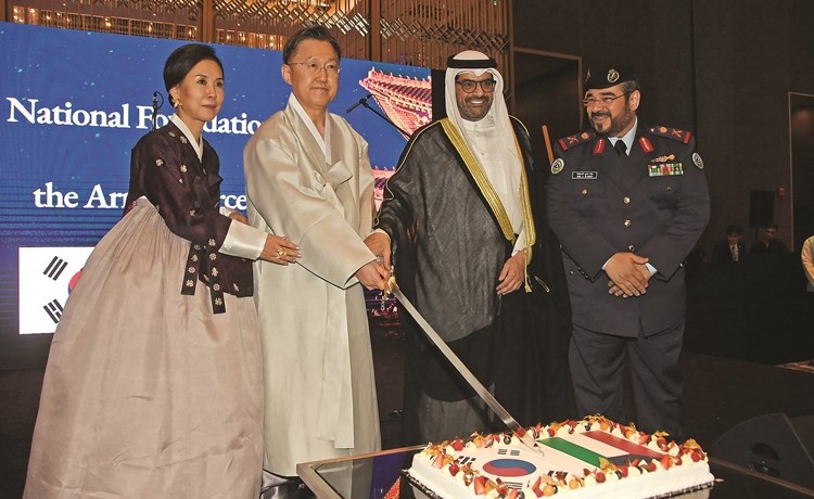 الوزير مازن الناهض يشارك السفير الكوري قطع كعكة الاحتفال(محمد هاشم)