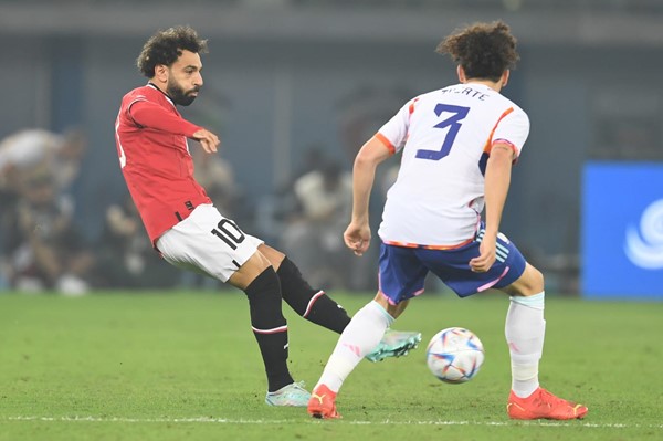 بالڤيديو: أجواء رائعة ومثيرة في استاد جابر قبل بدء مباراة مصر وبلجيكا