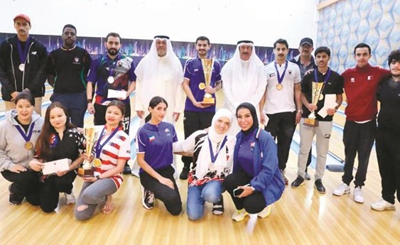 الشيخ طلال المحمد يتوسط الفائزين في بطولة البولينغ