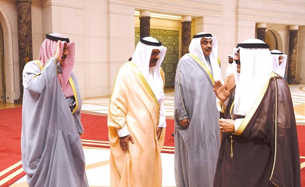 ممثل الأمير مصافحا سمو الشيخ صباح الخالد وسمو الشيخ أحمد نواف الأحمد الصباح والشيخ فيصل النواف