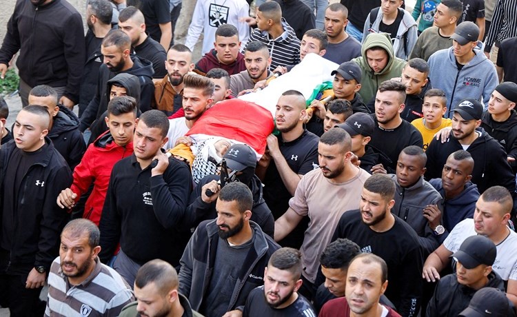 فلسطينيون يشيعون جثمان الطالب محمود السعدي الذي قضى خلال مواجهات مع قوات الاحتلال في جنين (رويترز)