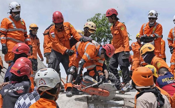 إنقاذ طفل 6 أعوام من تحت الأنقاض بعد يومين من وقوع زلزال مدمر بإندونيسيا