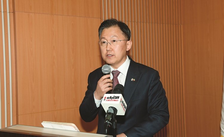 السفير الكوري تشونغ بيونغ ها متحدثا	 (متين غوزال)