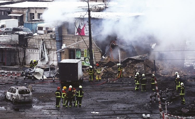 عمال الإنقاذ يعملون في موقع لهجوم صاروخي روسي في كييڤ	 (رويترز)