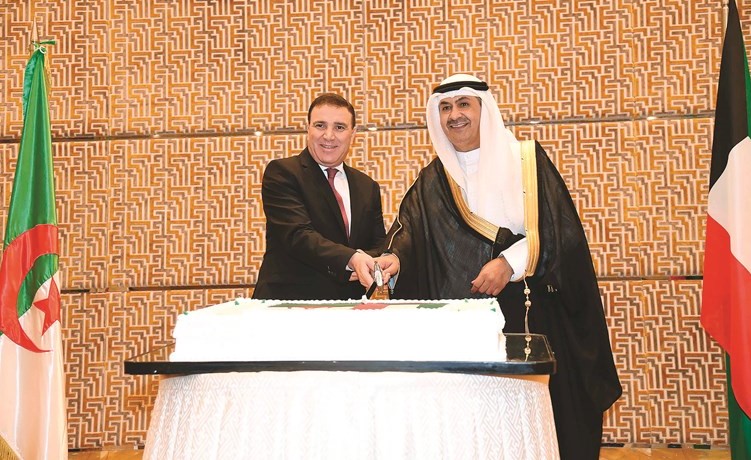 الوزير عبدالعزيز الماجد مشاركا سفير الجزائر عبد المالك بوهدو قطع كعكة الاحتفال