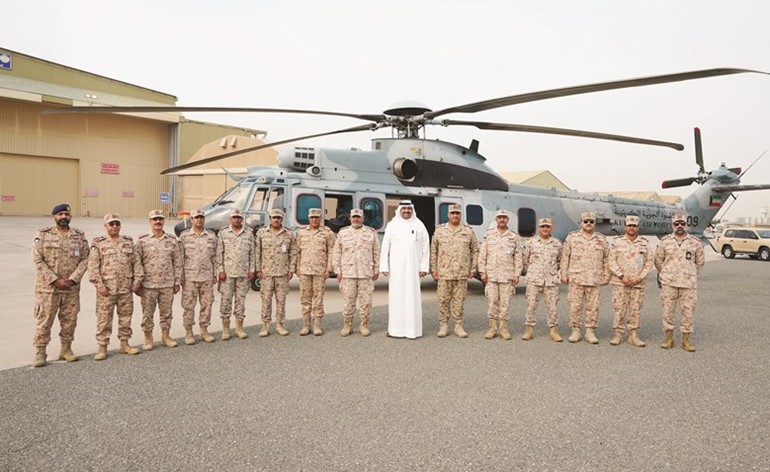 الشيخ عبدالله العلي خلال زيارته قاعدة عبدالله المبارك الجوية