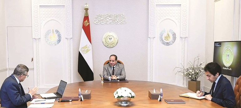 جانب من اجتماع الرئيس عبدالفتاح السيسي مع الفريق أسامة ربيع رئيس هيئة قناة السويس أمس