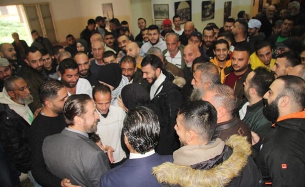 النائب فيصل كرامي وسط المهنئين بحصوله على النيابة بعد إلغاء نيابة خصمه رامي فنج في طرابلس (محمود الطويل)