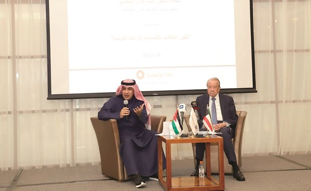السفير عزيز الديحاني خلال مشاركته في ملتقى جمعية رجال الأعمال الأردنية