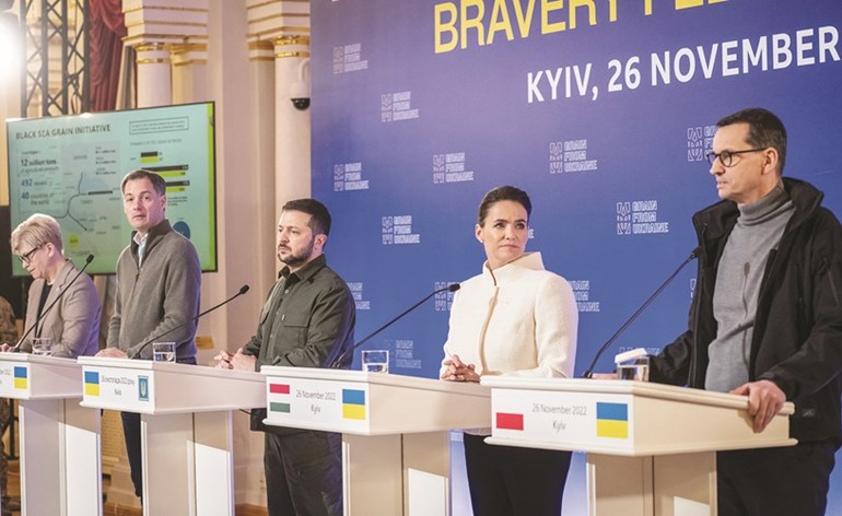 الرئيس الأوكراني ونظيره المجري مع رؤساء وزراء ليتوانيا وبلجيكا وپولندا في كييڤ أمس 	(رويترز)