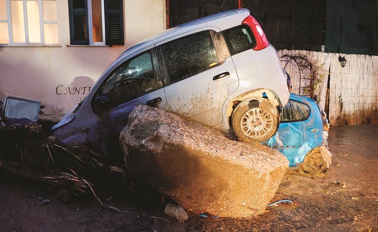 سيارة متعطلة بعد انزلاق التربة في جزيرة ايسكيا 	(رويترز)
