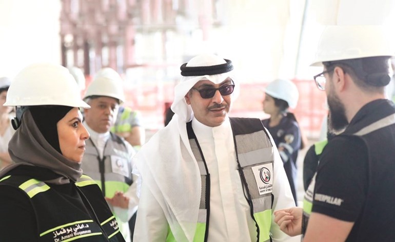 الشيخ أحمد مشعل الأحمد ود.أماني بوقماز خلال الجولة بالمطار