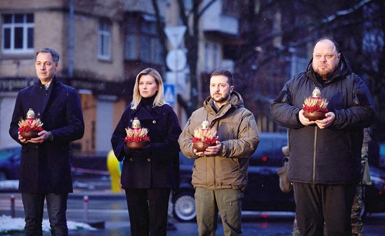 الرئيس الأوكراني فولوديمير زيلينسكي وزوجته أولينا أثناء مشاركتهما في حفل إحياء ذكرى مجاعة هولودومور (ا.ف. پ)