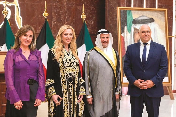 الشيخ سالم العبدالله وحرمه مع بعض المشاركين في الحفل