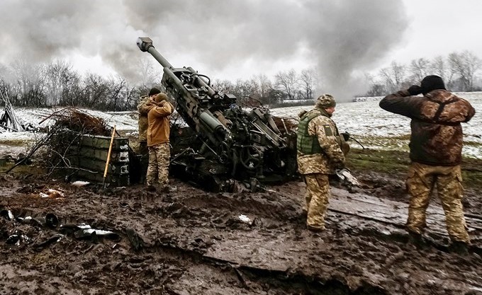 جنود أوكرانيون يطلقون طلقات مدفع هوارتز على المواقع الروسية في منطقة دونيتسك			 (رويترز)