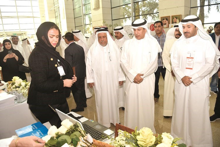 د.سلطان الديحاني ود.عبدالعزيز السويط خلال جولة في المعرض المصاحب