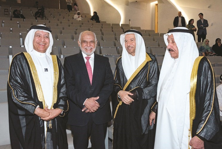 د. محمد الجارالله خلال مشاركته في توزيع الجائزة