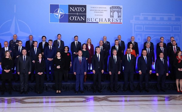 صورة جماعية لوزراء خارجية دول حلف شمال الاطلسي قبل اجتماعهم في بوخارست (رويترز)