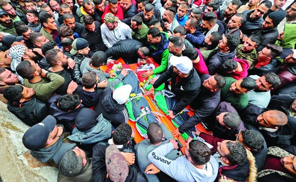 فلسطينيون يشيعون ثلاثة قتلوا برصاص الاحتلال الإسرائيلي في مدينة رام الله بالضفة الغربية المحتلة (أ.ف.پ)