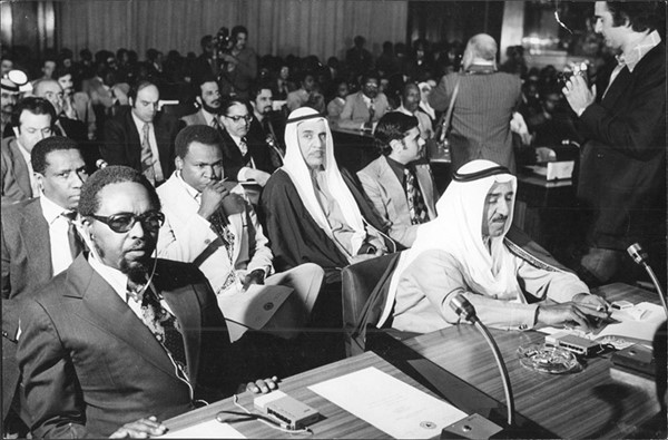 العدساني عندما كان وزيرا للتخطيط أثناء اجتماع وزراء الخارجية العرب والأفارقة في القاهرة
