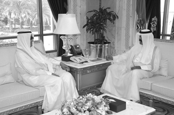 صاحب السمو الأمير الشيخ نواف الأحمد مع محمد العدساني (رحمه الله)