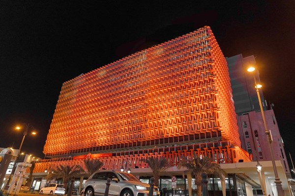 مبنى بنك الخليج مضاء باللون البرتقالي