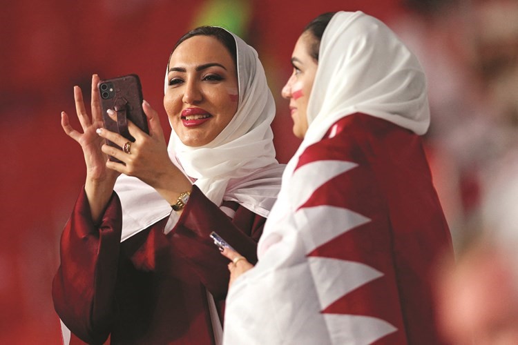 تيتي يهدي مشجعاً فلسطينياً قميص «السامبا»